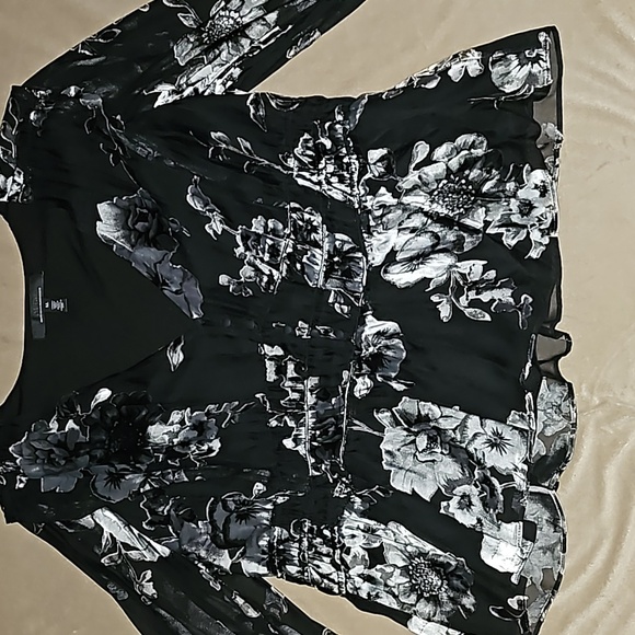 White House Black Market - NWOT - Black and White Smocked Blouse - Size X Large - Picture 7 of 9